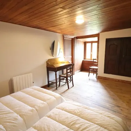 De Caractere Avec Terrasse Et Cheminee - Animaux Acceptes - Fr-1-742-335 *